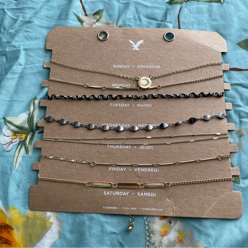 American Eagle Outfitters AEO 7 choker days of the week necklace set